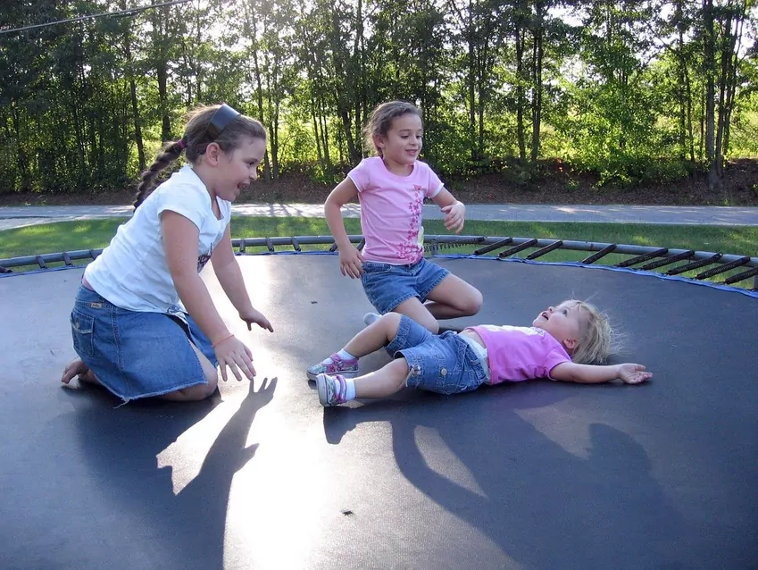 Dzieci skaczące na trampolinie