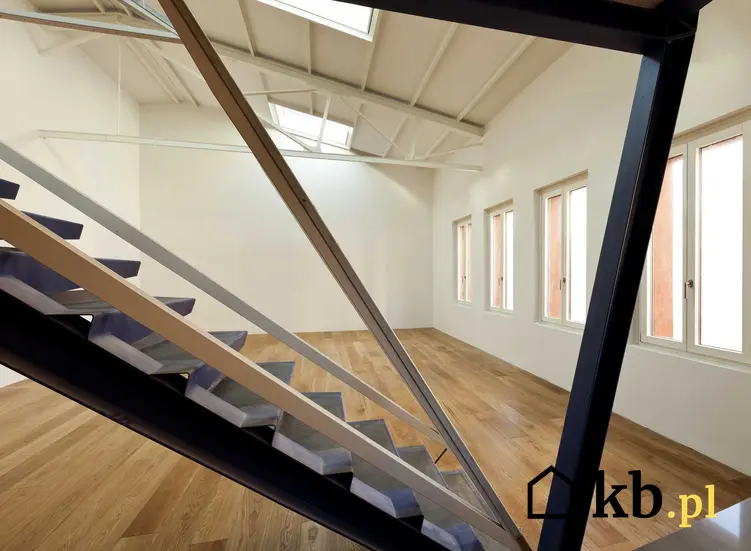 Metalowe schody na poddaszu w pustym pokoju, a także materiały opinie o producentach, montaż, modele