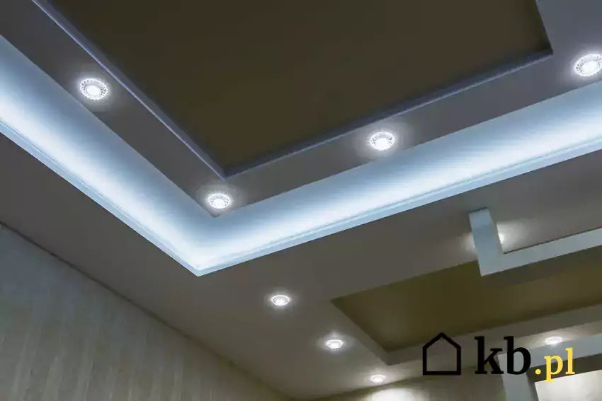 Podwieszany sufit LED w salonie