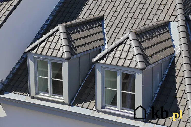 Lukarny dachowe w dachu kilkuspadowym z okienkami, a także sposoby montażu, opinie użytkowników, cena oraz zastosowanie
