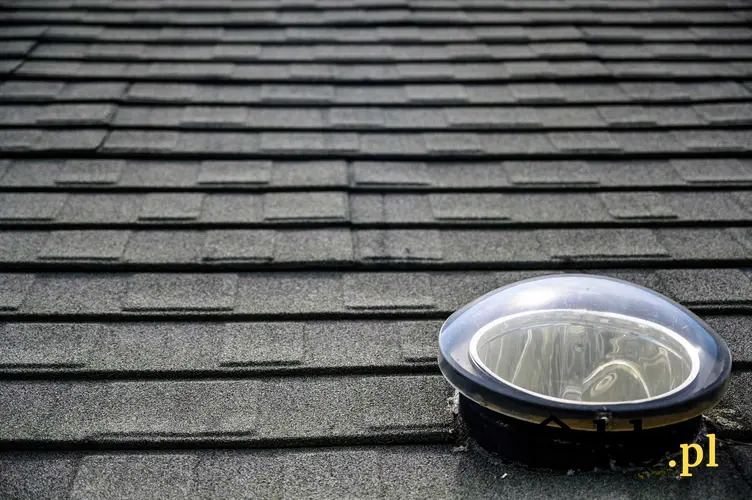 Świetlik dachowy rurowy na dachu wyłożonym gontem bitumicznym, a także rodzaje, producenci, ceny oraz sposób montażu