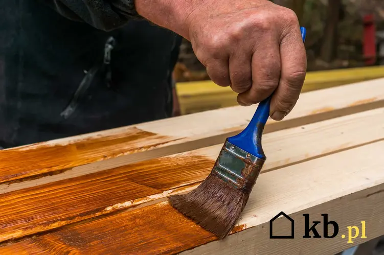Impregnacja drewna przygotowanego na ławkę środkiem grzybobójczym, a także najlepsze preparaty, zastosowanie, sposoby i metody, porady