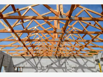 Ilustracja artykułu konstrukcja dachu - rodzaje, materiały, etapy budowy, ceny