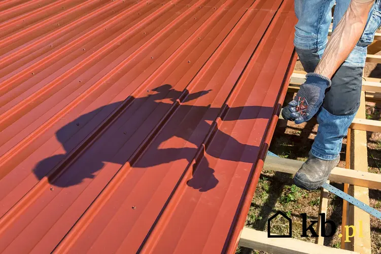 Mężczyzna wykonujący obróbki blacharskie na dachu domu jednorodzinnego krok po kroku, a także rodzaje, oraz na czym polegają obróbki blacharskie