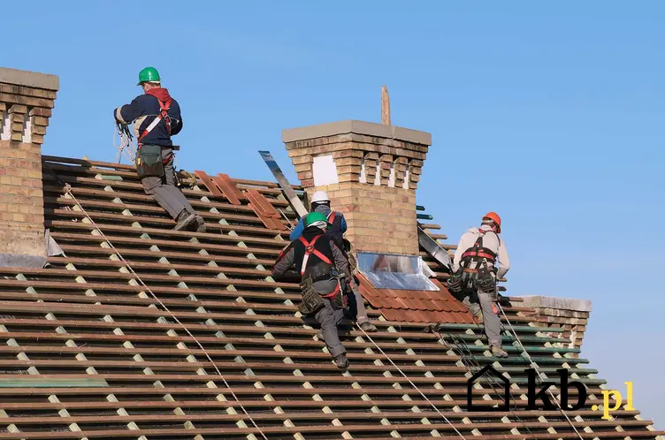 Mężczyźni pracujący na dachu przy wykończeniu komina, a także metody, materiały i wykończenie komina krok po kroku