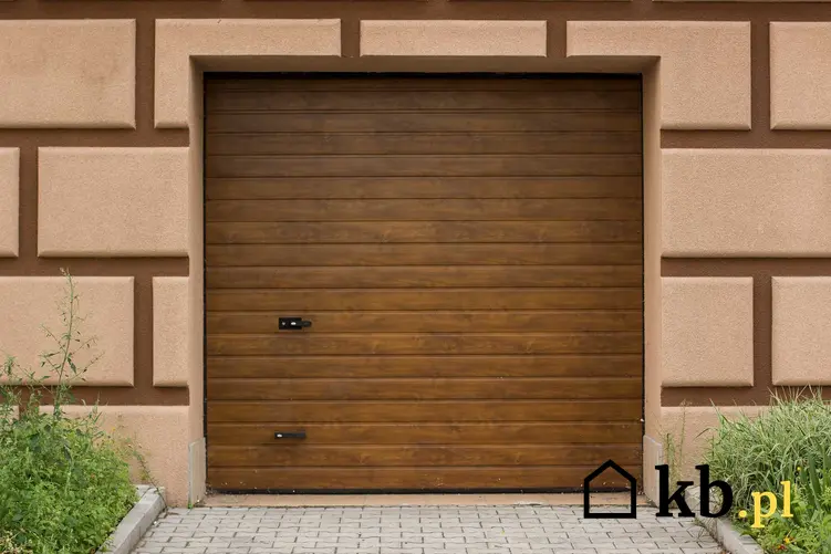 Drewniana brama garażowa uchylna, a także jej rodzaje, najlepsi producenci, polecane modele, montaż oraz ceny