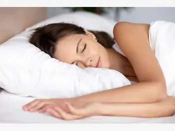 Ilustracja artykułu kiedy warto wybrać do sypialni poduszkę z lateksu?