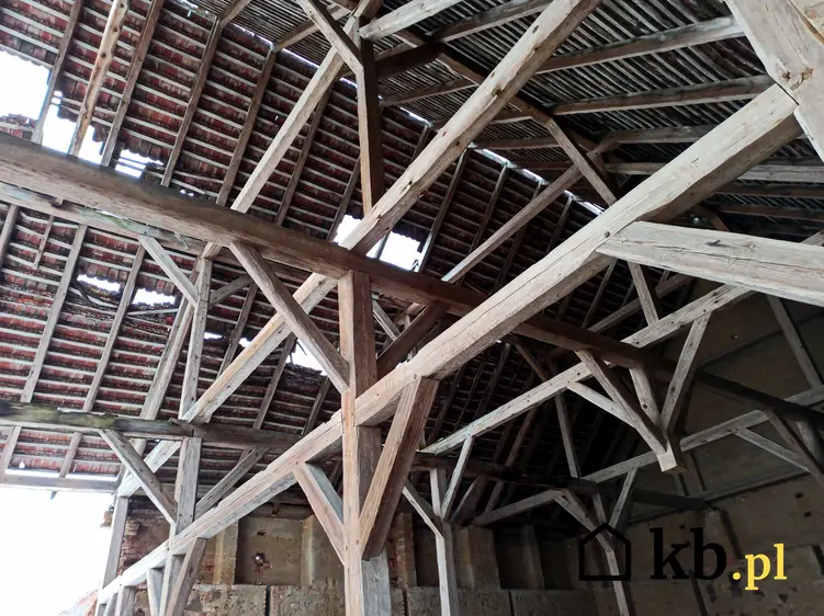 Drewniana więźba dachowa w domu jednorodzinnym, a także rodzaje wieźb, ceny oraz sposób montażu
