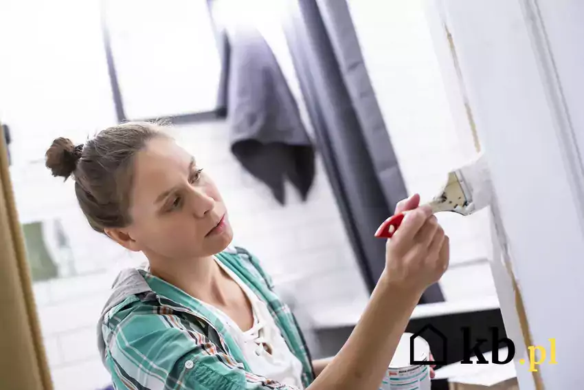 Kobieta malująca detale łazienki