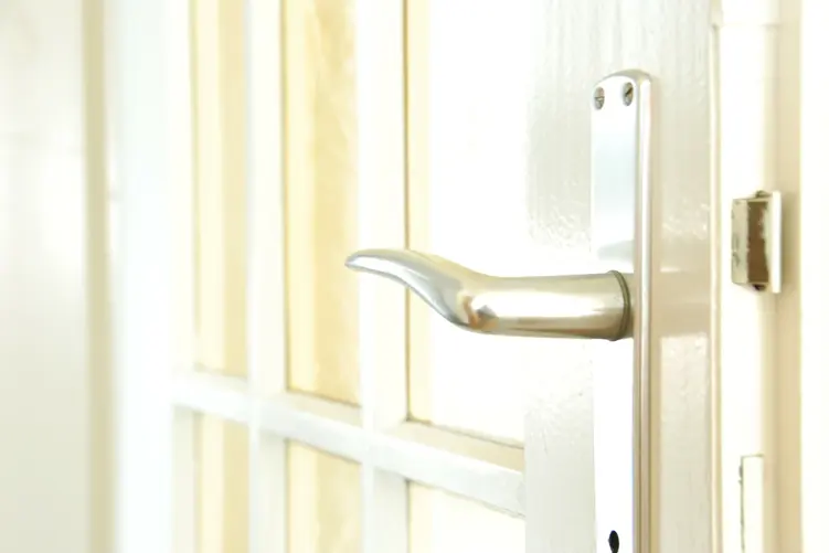 Klamki do drzwi w domu – rodzaje okuć drzwiowych