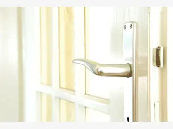 Ilustracja artykułu klamki do drzwi w domu – rodzaje okuć drzwiowych
