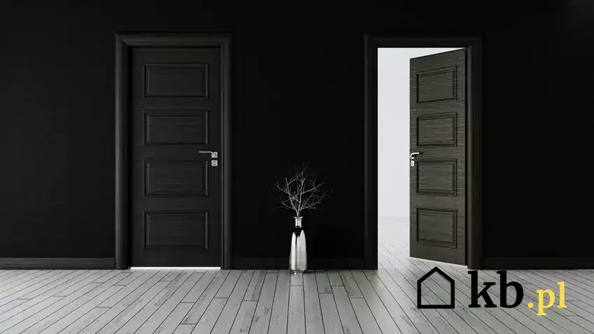Drzwi Gerda w czarnej ścianie