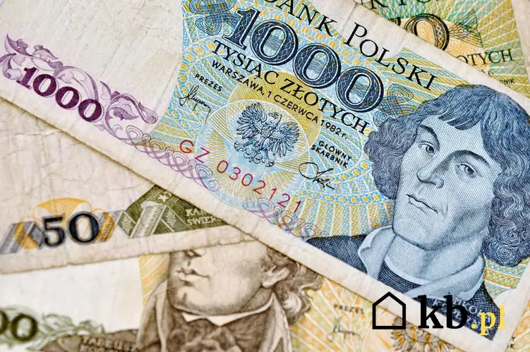Stare polskie banknoty leżące na kupce, a także cennik starych polskich banknotów, czyli ile kosztują stare banknoty