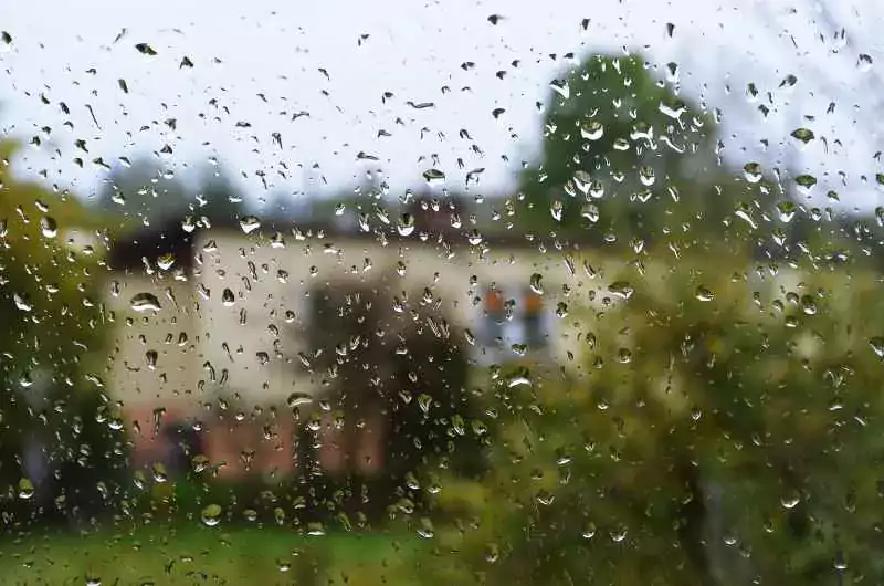 Szyby z kroplami deszczu