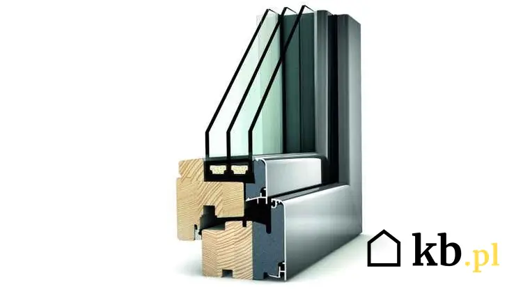 Okna trzyszybowe i dwuszybowe są bardziej izolujące i zmniejszają poziom natężenia hałasu z zewnątrz.