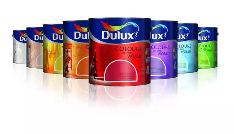 Farby Dulux na półce sklepowej
