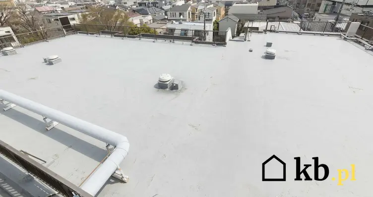 Ocieplanie dachu płaskiego to najlepszy sposób na zmniejszenie kosztów ogrzewania. Dach płaski można łatwo ocieplić.
