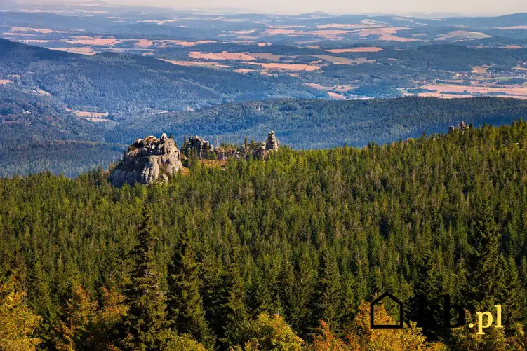 Widok na góry Karkonosze, a także informacje, ile kosztują wakacje w polskich górach krok po kroku