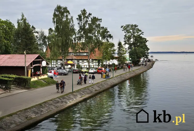 Widok na brzeg jeziora w Giżycku, a także ile kosztują wakacje na Mazurach oraz w różnych miejscowościach nad jeziorem