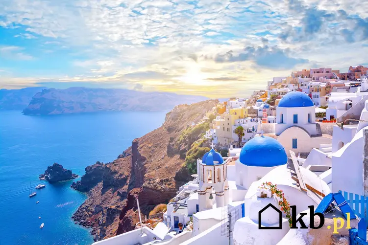 Widok na greckie miasto i zatokę, a także ile kosztują wakacje w Grecji 2021 rok, ceny jedzenia i noclegów