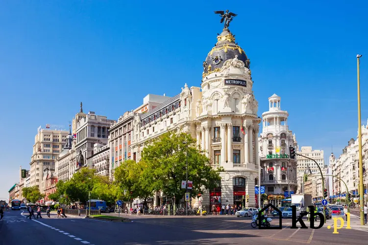 Budynek w Madrycie często odwiedzany przez turystów, a także ceny w Hiszpanii w 2021 roku, czyli wakacje w różnych miastach w Hiszpanii