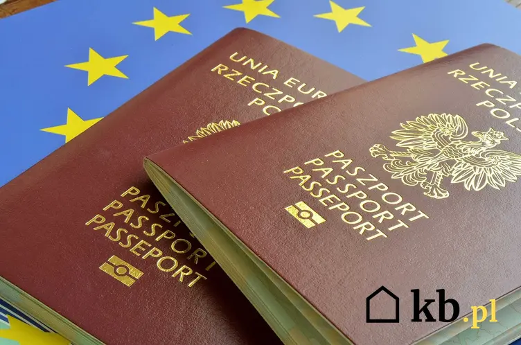 Paszporty Rzeczpospolitej Polski na fladze Unii Europejskiej, a także informacje, ile trwa wyrobienie paszportu krok po kroku