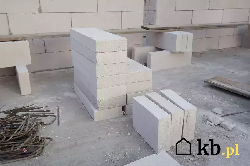 Bloczki betonowe na budowie