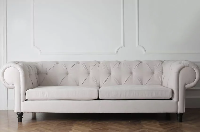 Komfortowa, wielofunkcyjna sofa w salonie