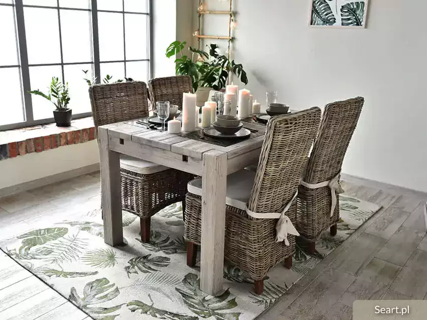 Eleganckie drewniane stoły w jadalni