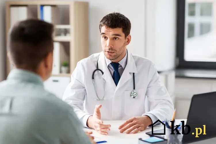 Mężczyzna siedzi w gabinecie lekarskim, doktor tłumaczy coś pacjentowi, wazektomia jako zabieg urologiczny dla mężczyzn, czy wazektomia jest zabiegiem odwracalnym