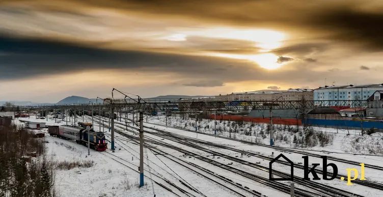 Zaśnieżony krajobraz zachodzące słońce i tory kolejowe, bilety na podróż drugą klasą kolei trassyberyjskiej