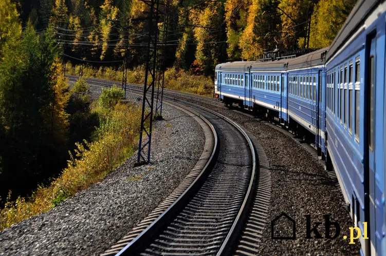 Pociąg jedzie po torach kolejowych, trasa kolei transyberyjskiej, bilety w pierwszej klesie kolei transyberyjskiej