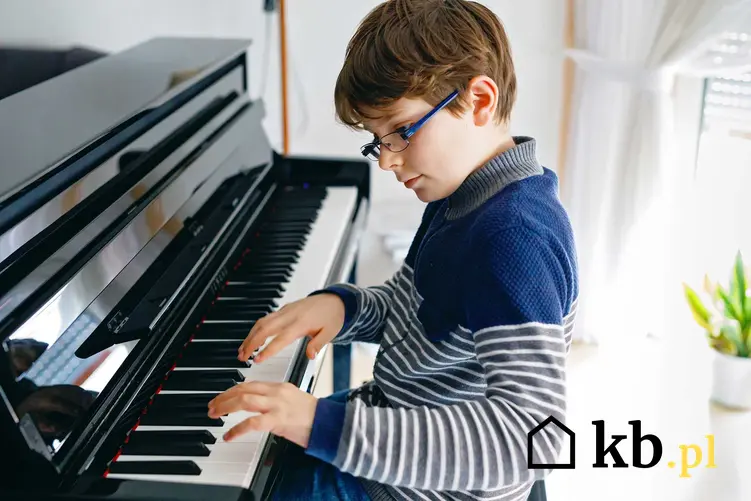 Chłopiec ćwiczący grę na pianinie, a także jakie są ceny pianina u różnych producentów