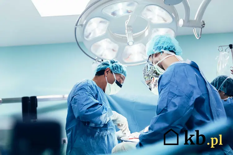 Chirurdzy podczas operacji zmniejszenia żołądka, czyli ile kosztuje operacja bariatryczna, cena operacji w prywatnym szpitalu