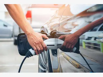 Ilustracja artykułu koszt ładowania samochodu elektrycznego - ile kosztuje w przeliczeniu na przejechany kilometr?