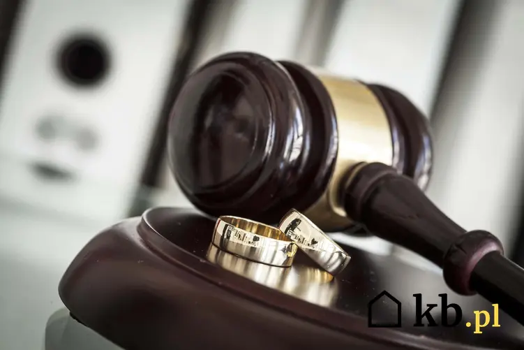 Młotek sędziowski i dwie obrączki, separacja i rozwód a sprawa sądowa, przesłanki do orzeczenia rozwodu z winy jednej ze stron