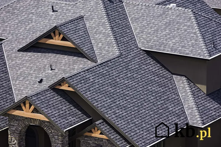 Ciemnoszary dach domu jednorodzinnego, wzór na obliczenie powierzchni różnego rodzaju dachów
