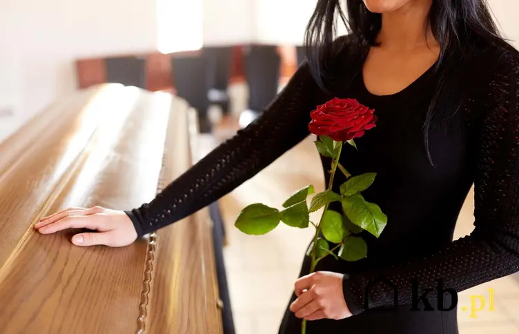 Kobieta ubrana na czarno stoi nad trumną w czerwoną różą w ręku, kobieta żegna się ze zmarłym, czy sposób pochówku może być spisany w testamencie
