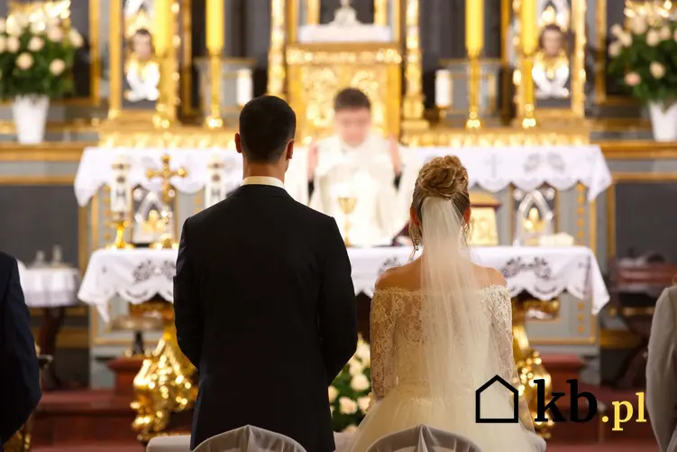 Para na ślubnym kobiercu, ślub kościelny, gdzie złożyć wniosek w sprawie unieważnienia ślubu kościelnego
