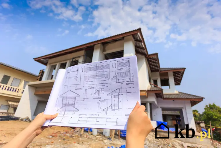 Plan budowy domu na tle rozpoczętej budowy, czy dobudówką może być pomieszczenie wolnostojące, ile metrów może wynosić przybudówka