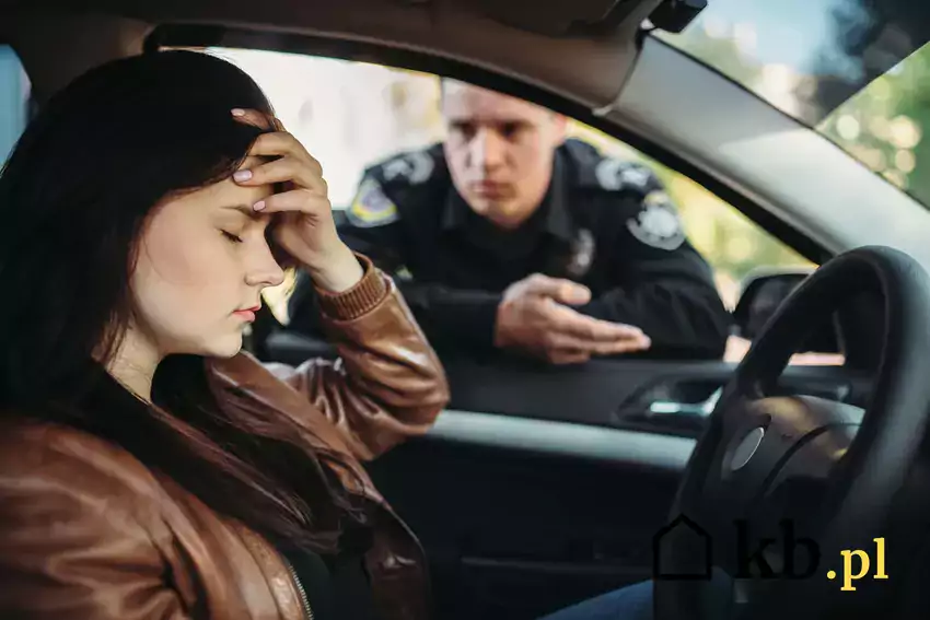 Policjant zatrzymujący zmartwioną kobietę