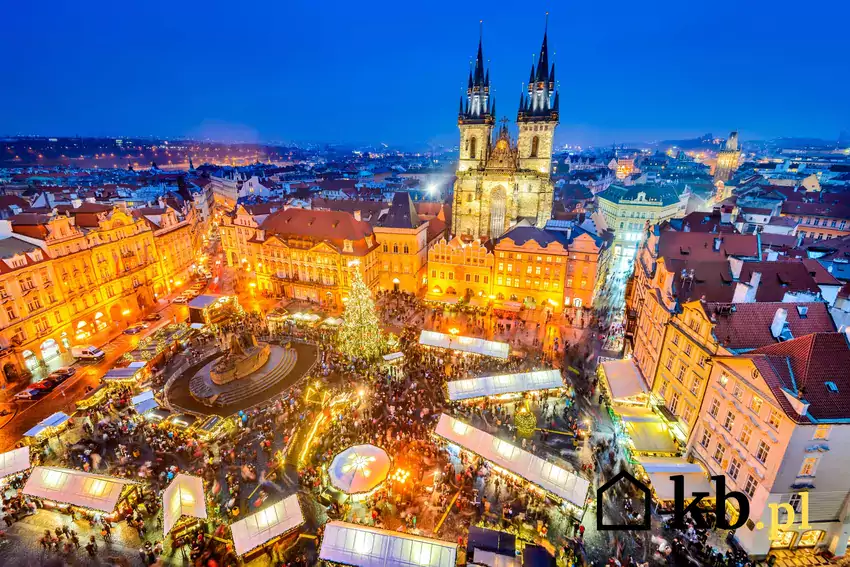 Świątecznie oświetlona Praga z lotu ptaka