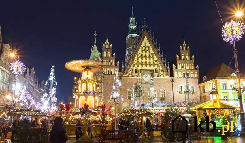 Rozświetlony jarmark bożonarodzeniowy we Wrocławiu