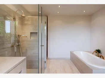 Ilustracja artykułu wanna czy kabina prysznicowa - co sprawdzi się w twojej łazience?