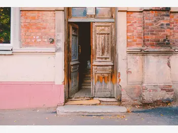 Ilustracja artykułu jak odnowić stare drzwi? - sposoby, materiały, koszty, porady praktyczne