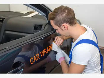 Ilustracja artykułu reklama na samochodzie. kiedy będzie skuteczna?
