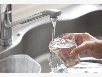 Ilustracja artykułu jak oszczędzać wodę? 10 prostych sposobów, które obniżą rachunki za wodę