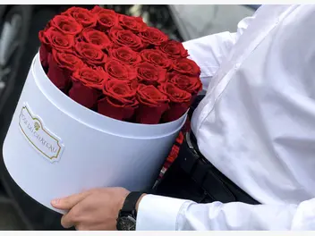 Ilustracja artykułu róże w boxie na dzień kobiet - dlaczego to dobry pomysł?