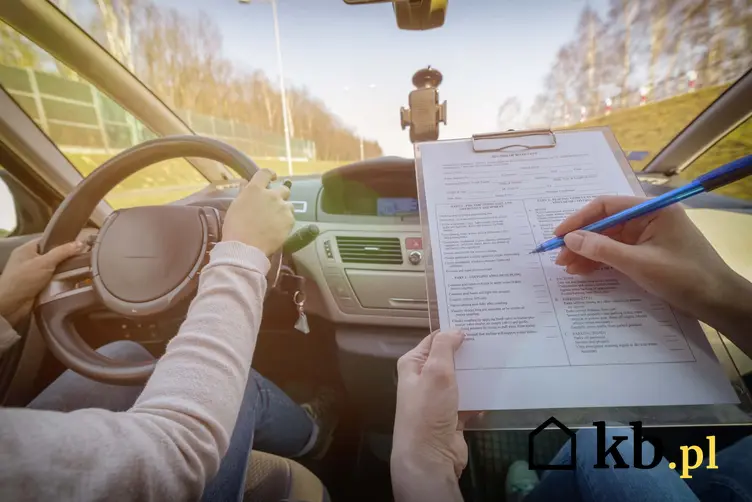 Egazmin na prawo jazdy w samochodzie, a także ile trwa egzamin na prawo jazdy, zarówno praktyka, jak i teoria