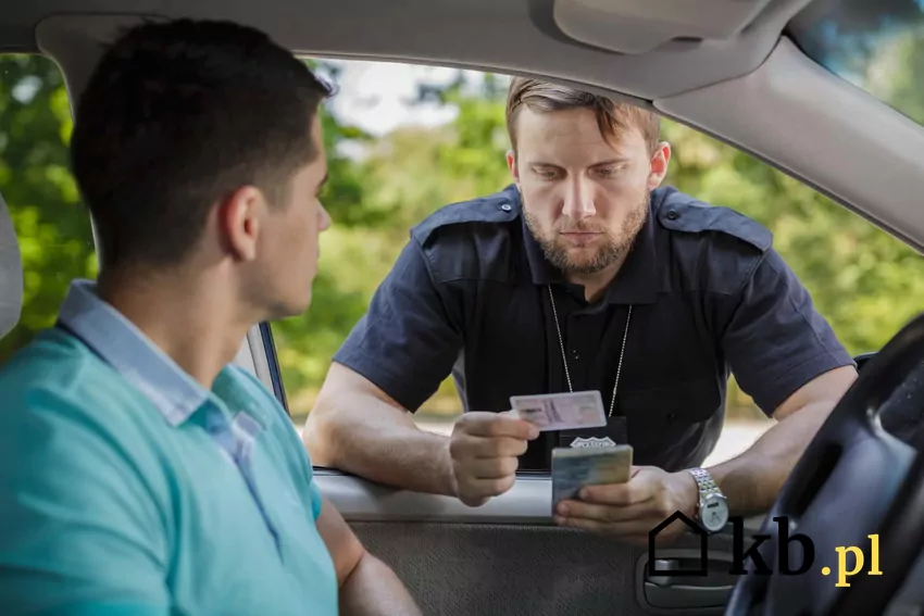 Policjant sprawdza dokumenty kierowcy